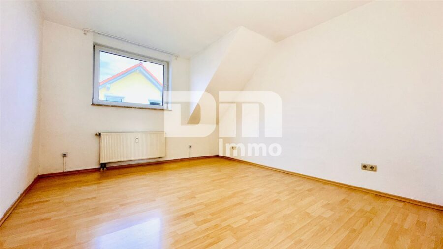 Schöne Dachgeschosswohnung mit umfangreicher Ausstattung, zwei Balkonen und Stellplatz - Schlafzimmer